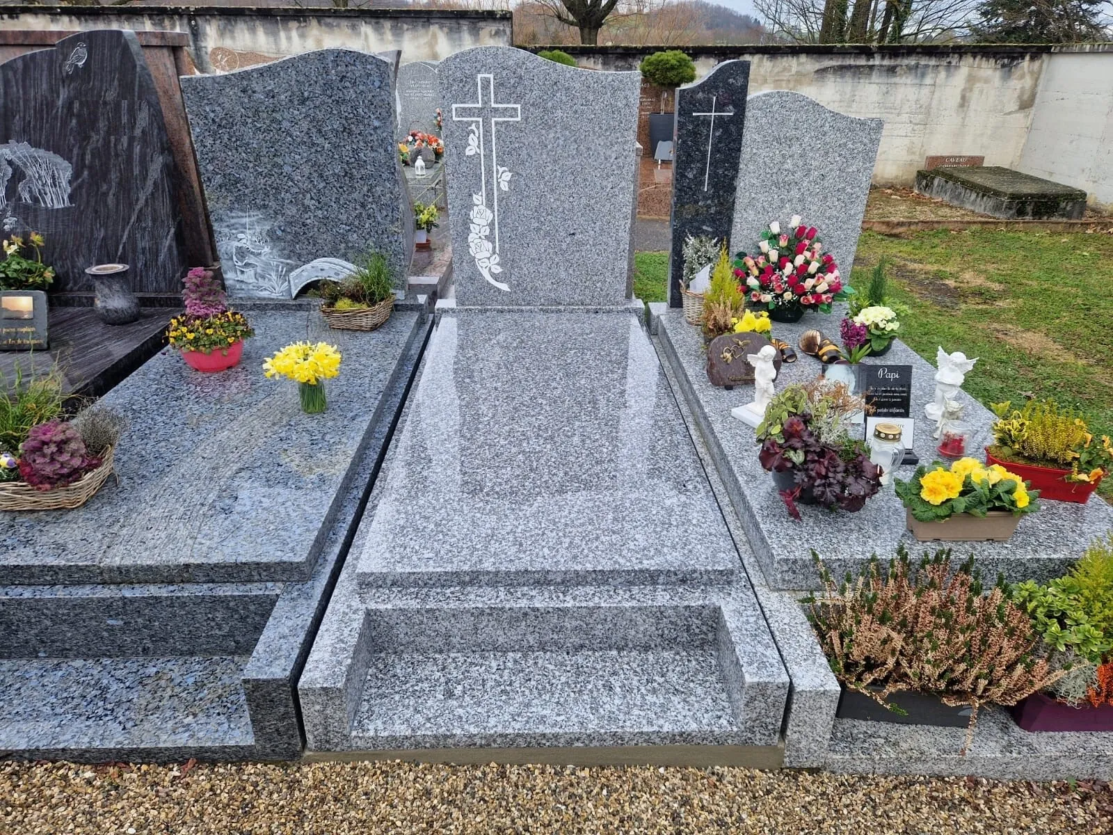 Monument funéraire en granit, marbrerie Maison Bousquet