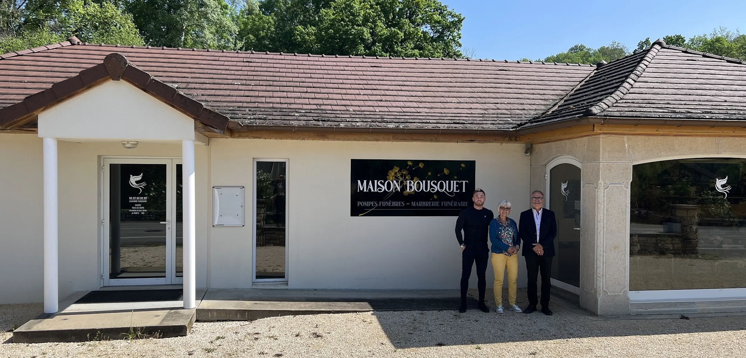 Façade de l'agence Maison Bousquet avec les équipes